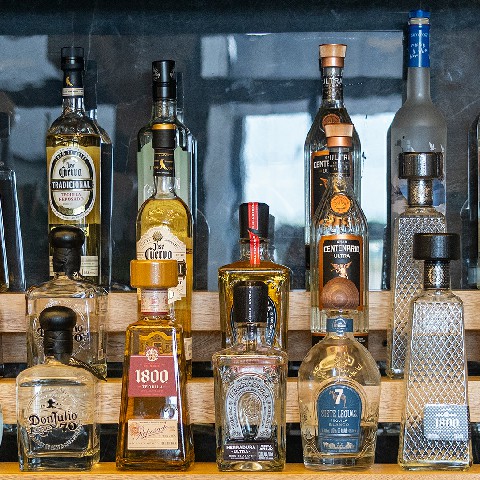 Persona trabajando en una laptop, planeando una campaña de publicidad digital